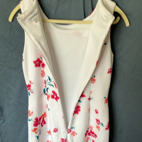 Calvin Klein: White Floral Ruched Sheath Dress: 6P - Picture 12 of 16